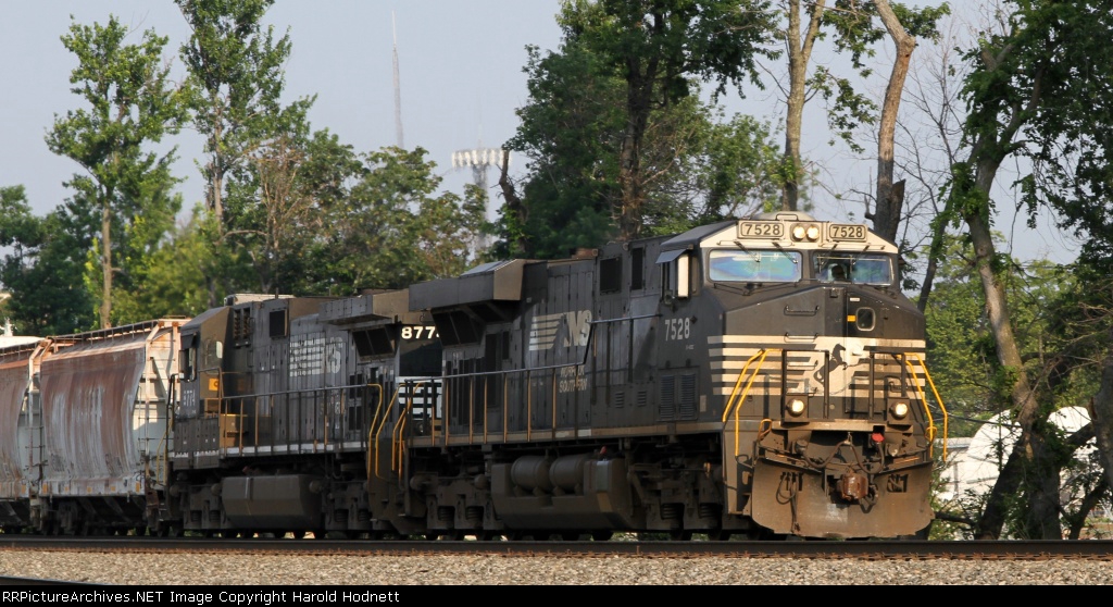 NS 7528 leads train 158 northbound